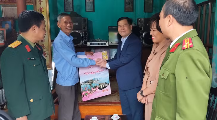 Đồng chí Bùi Văn Khắng thăm tặng quá gia đình ông Vũ Trọng Thiện, thương binh hạng 3/4, phường Phong Cốc, thị xã Quảng Yên