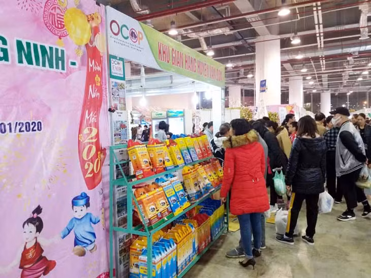 Sản phẩm nước mắm Cái Rồng(Vân Đồn) tham gia Hội chợ OCOP Quảng Ninh – Xuân 2020 thu hút được sự quan tâm của nhiều khách hàng. Ảnh chụp ngày 18/1/2020