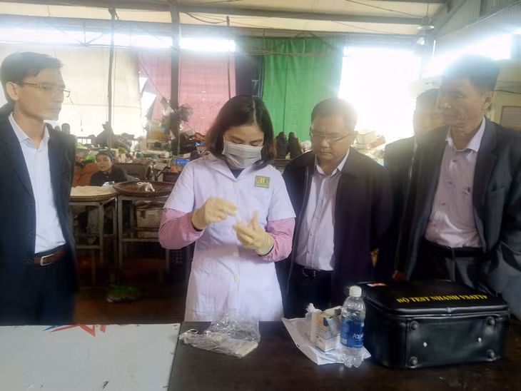 Đoàn kiểm tra liên ngành kiểm tra cơ sở kinh doanh thực phẩm tại chợ Ba Chẽ