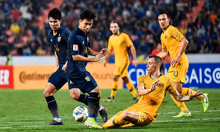 Thái Lan (trái) sa sút thể lực trong hiệp hai trận gặp Australia. Ảnh: AFC.