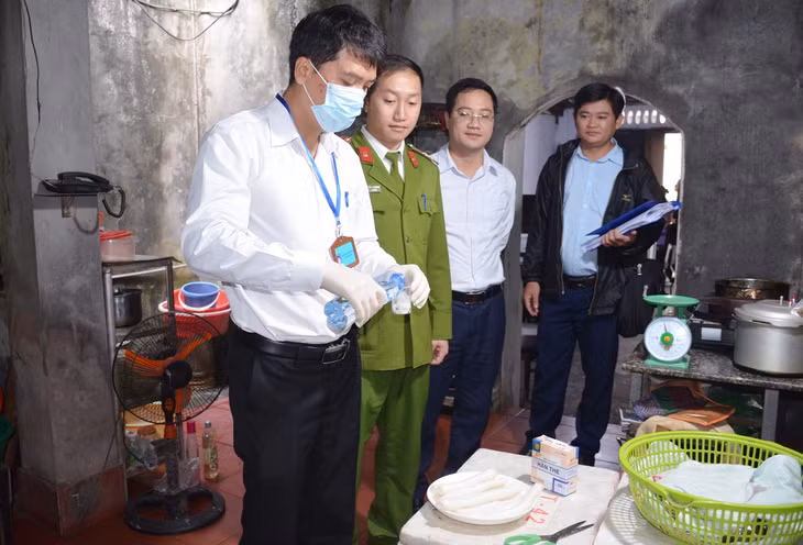Đoàn lấy mẫu kiểm nghiệm