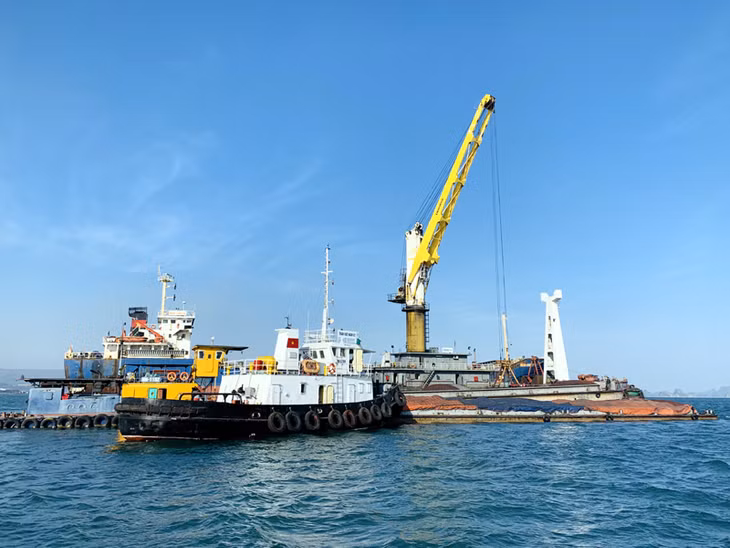 Bốc giót than xuống phương tiện ở Công ty Kho vận và cảng Cẩm Phả. Ảnh Quang Minh chụp ngày 27/12/2019
