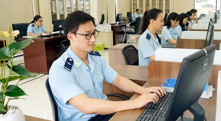 Hoạt động nghiệp vụ tại Chi cục Hải quan cửa khẩu cảng Hòn Gai. (Ảnh chụp tháng 1/2020).