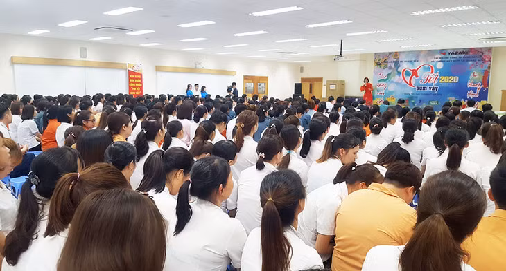 Đông đảo công nhân lao động tại KCN Đông Mai than gia tế sum vầy