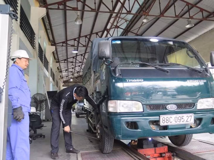 Kiểm tra viên của Cục Đăng kiểm VN phúc tra chất lượng kiểm định tại một trung tâm đăng kiểm tại Vĩnh Phúc dịp Tết 2020