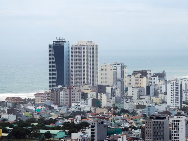 Sai phạm của Mường Thanh xảy ra tại toà chung cư cạnh toà khách sạn ven biển. Ảnh: Nguyễn Đông.