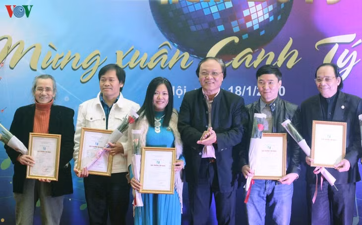 Trao giải thưởng cho các tác phẩm xuất sắc.