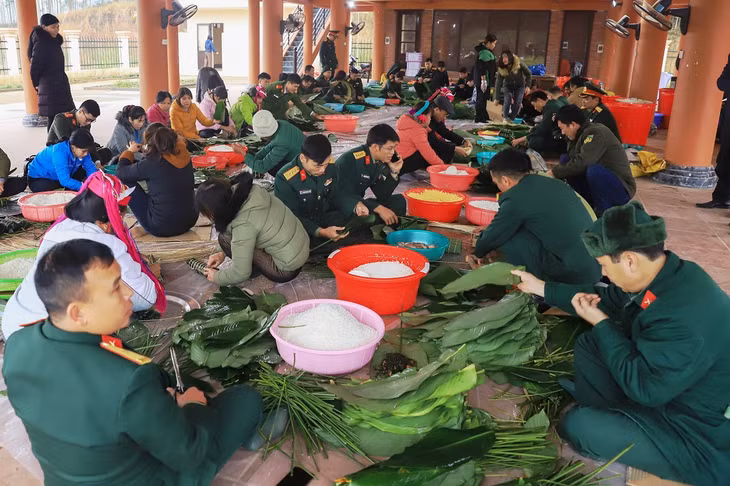 Ban CHQS, Hội LHPN và Huyện Đoàn Bình Liêu tổ chức chương trình “Xuân đoàn kết – Tết biên cương”, gói bánh chưng trao tặng hộ nghèo nhân dịp Tết Canh Tý 2020. Ảnh: La Lành (Trung tâm TT-VH Bình Liêu).