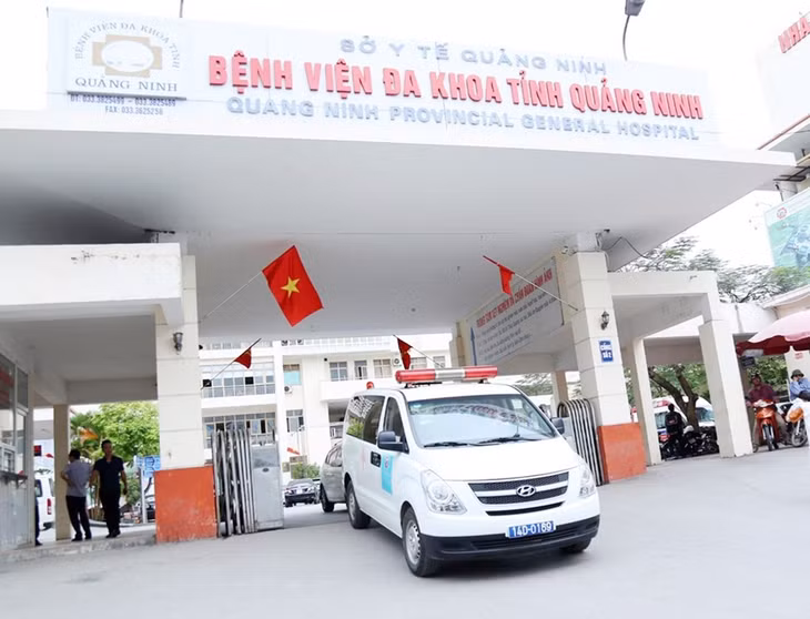 Đội cấp cứu 115 của Bệnh viên Đa khoa tỉnh vận chuyển người bị nạn về cơ sở cấp cứu.