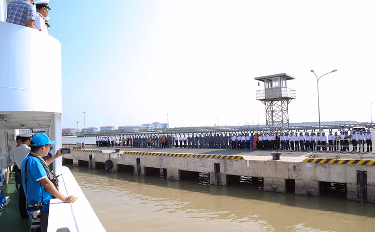  Đoàn công tác Vùng 2 Hải quân cùng với các đại biểu, cơ quan báo, đài Trung ương, địa phương rời cảng bắt đầu hành trình chở quà Tết ra thăm, chúc Tết cán bộ, chiến sĩ Nhà giàn DK1;