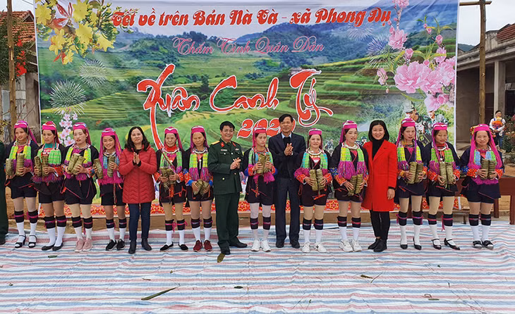 Lãnh đạo Ban CHQS huyện tặng bánh trưng cho các hộ dân Khu tái định cư bản Nà Cà (Tiên Yên).