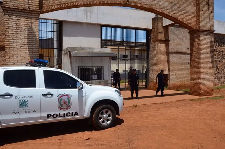 Ít nhất 75 tù nhân đào hầm trốn tù ở Paraguay gần biên giới Brazil. Ảnh: AP