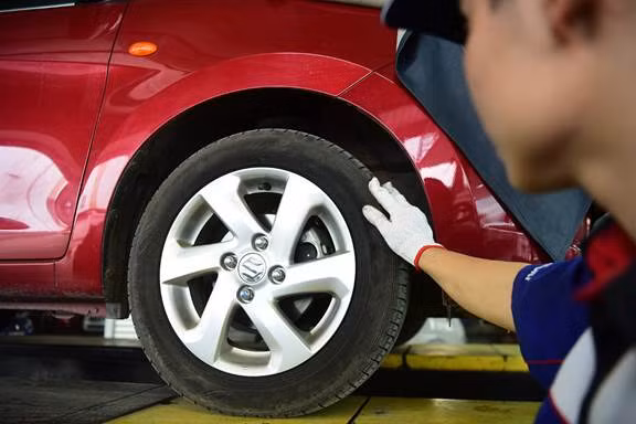 Lốp xe luôn cần được kiểm tra áp suất đúng chuẩn.