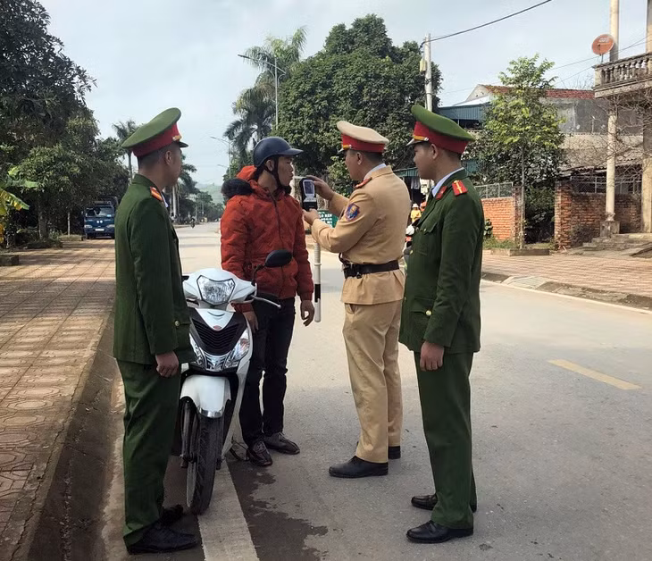 Công an huyện Ba Chẽ tuyên truyền vận động người tham gia giao thông chấp hành nghiêm Nghị định 100.