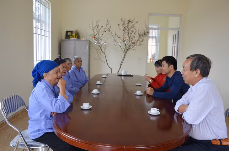 Các y, bác sĩ Trung tâm Y tế TX Quảng Yên đến thăm khu điều trị nội trú bệnh nhân phong tại thôn Động Linh, phường Minh Thành, TX Quảng Yên.