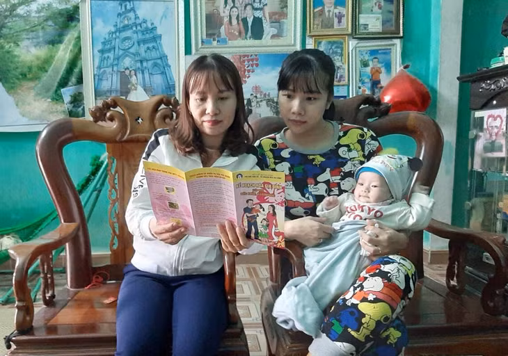 Chị Nguyễn Thị Thơm, cán bộ chuyên trách dân số phường Tân An, TX Quảng Yên tuyên truyền chính sách dân số cho người dân trên địa bàn phường.