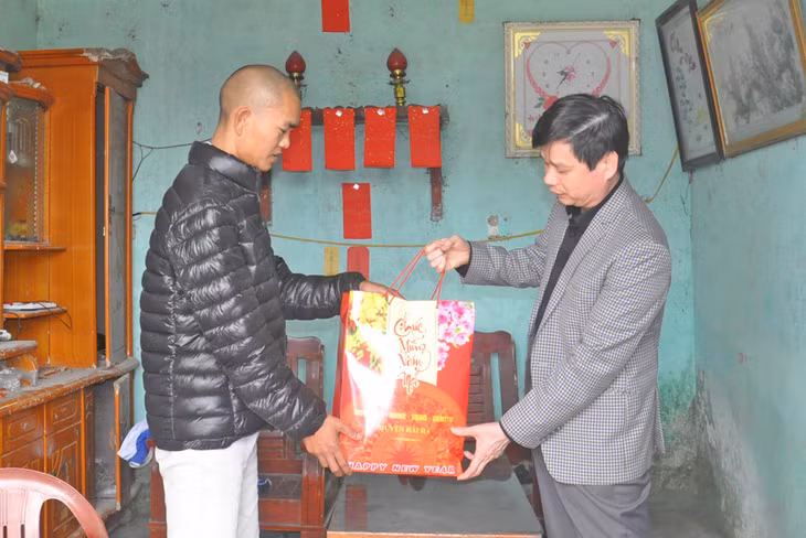Lãnh đạo huyện Hải Hà tặng quà cho gia đình ông Voòng Dùng Quay, là người tàn tật ở thôn 3, xã Quảng Minh (thôn 3 xã Quảng Thắng cũ).