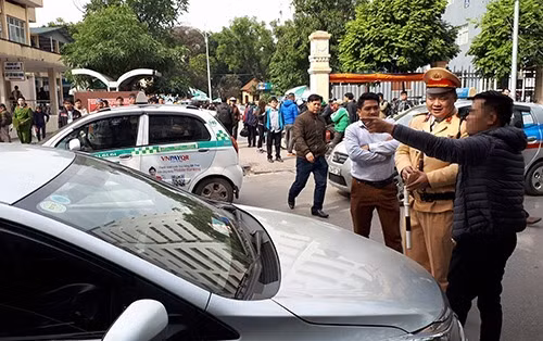 Cảnh sát giao thông kiểm tra hoạt động của các xe Grab. Ảnh: Phương Sơn