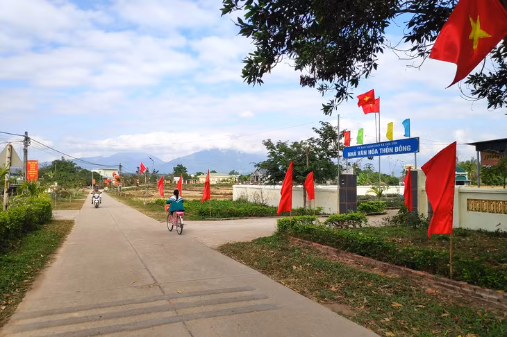 Tuyến đường trục chính thôn Đông, xã Dực Yên, huyện Đầm Hà được trang hoàng rực rỡ đón tết.
