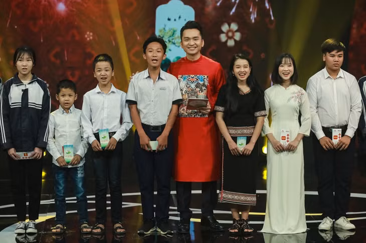 MC Hạnh Phúc là người dẫn chương trình Gala Cặp lá yêu thương Tết Canh Tý.