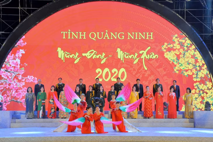 Chương trình nghệ thuật đem đến những tiết mục ca múa nhạc đặc sắc, mang đậm màu sắc lễ hội Carnaval.