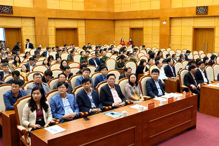 Đồng chí Ngô Hoàng Ngân, Phó Bí thư thường trực Tỉnh ủy và các đại biểu theo dõi hội thảo