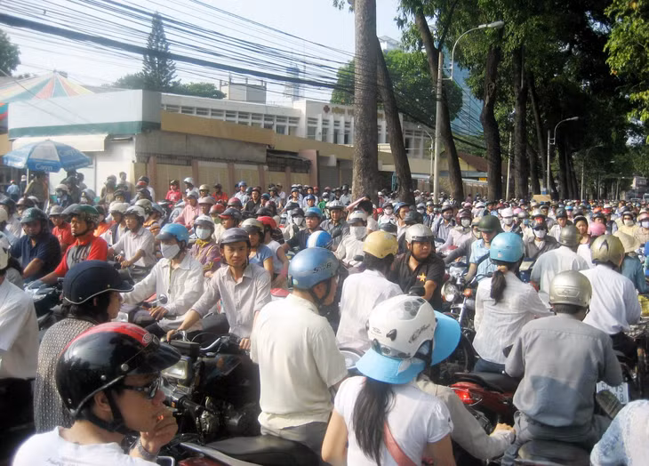 Bùng nổ xe máy và ý thức tham gia giao thông chưa cao là những nguyên nhân khiến số lượng tai nạn giao thông không ngừng tăng lên