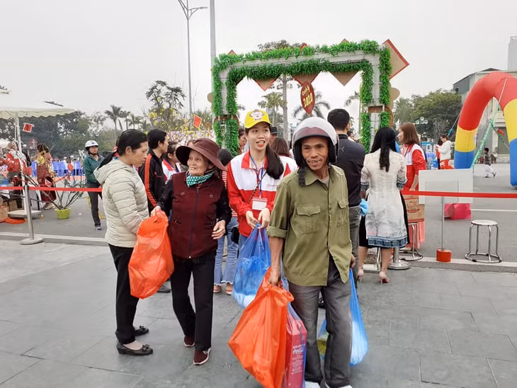 ... khi ra về từ Phiên chợ Tết 0 đồng
