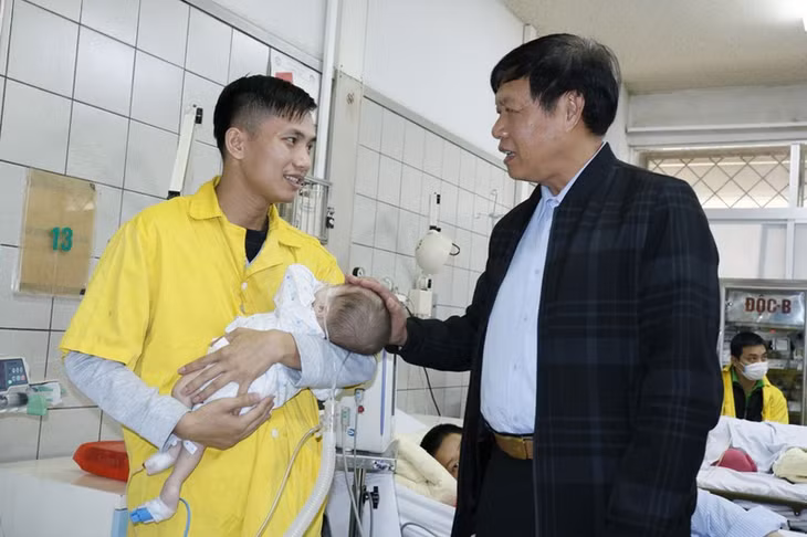 Thứ trưởng Bộ Y tế Đỗ Xuân Tuyên ân cần thăm hỏi bệnh nhi đang điều trị tại Bệnh viện Bạch Mai.