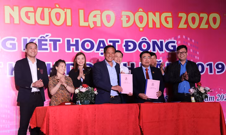 Ngày đầu năm Lãnh đạo công ty và đại diện người lao động ký thỏa ước lao động tập thể năm 2020.