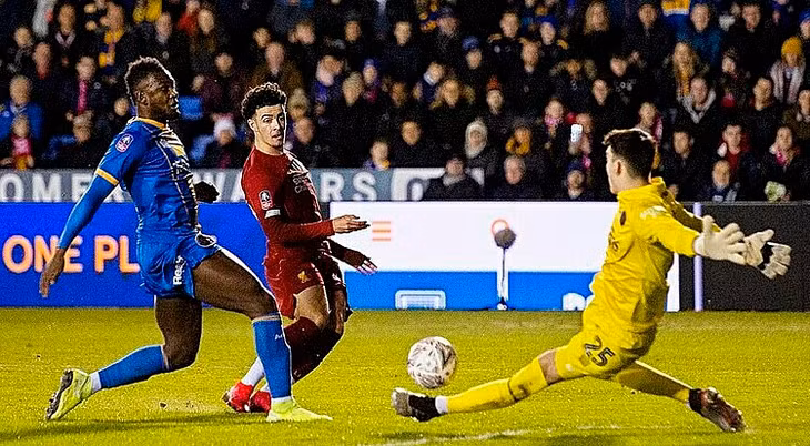 Jones (đỏ) dứt điểm thành bàn mở tỷ số cho Liverpool. Ảnh: Reuters.