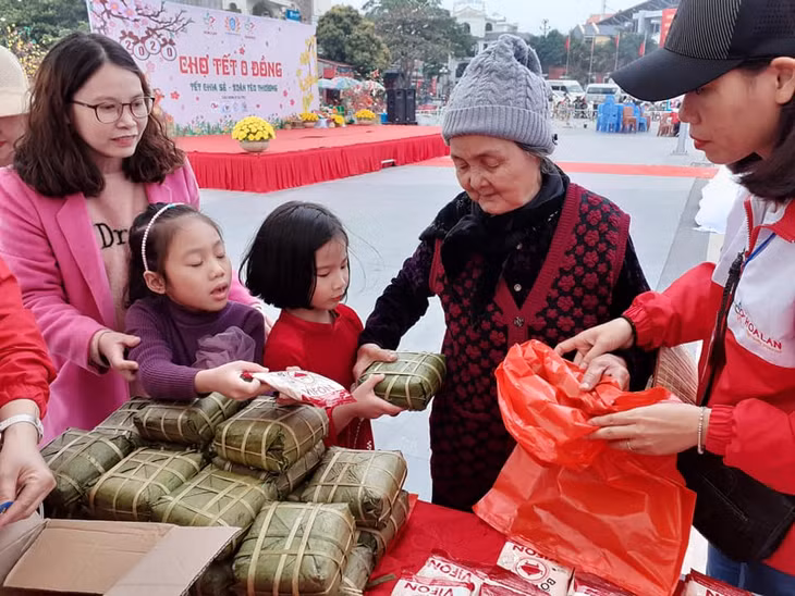 Các em nhỏ là học sinh của Trường tiểu học trong Hệ thống giáo dục HL đã trực tiếp cũng thầy cô giáo tham gia bán hàng, trao tận tay những phần quà thiết yếu cho người nghèo