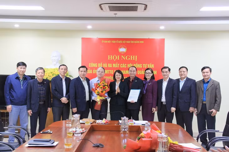 Lãnh đạo Ủy ban MTTQ tỉnh công bố Quyết định thành lập Hội đông tư vấn về Dân chủ - Pháp luật.