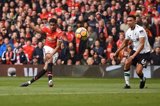 Rashford là người ghi bàn vào lưới Liverpool ở trận lượt đi Derby nước Anh