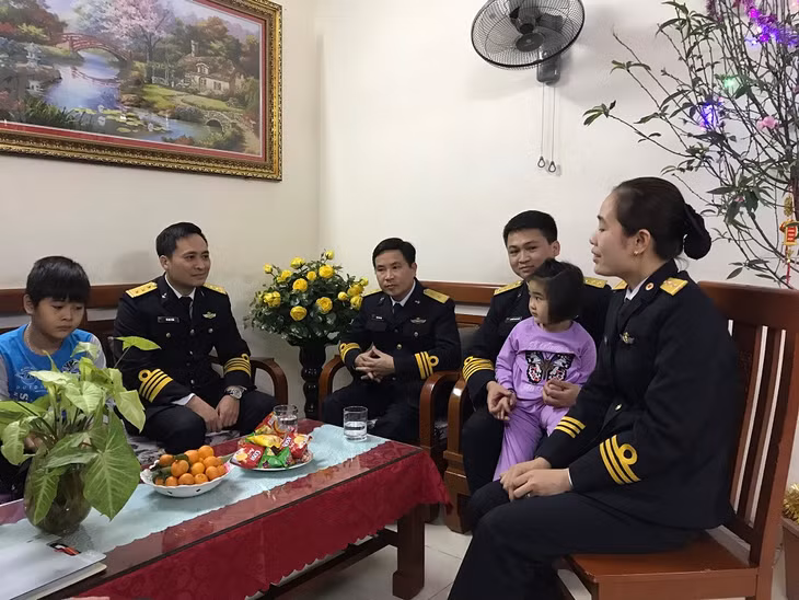 Lãnh đạo Lữ đoàn 170 đến thăm gia đình chị Nguyễn Thị Như Quỳnh, quân nhân công tác tại đơn vị có chồng đang làm nhiệm vụ tại quần đảo Trường Sa. 