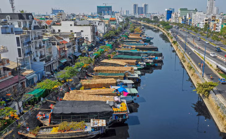Dọc kênh Tàu Hủ có hơn 50 ghe, thuyền chở hoa Tết đậu san sát, kéo dài gần 2 km. Theo các nhà vườn, từ 20 tháng Chạp, các loại hoa, kiểng Tết rục rịch vận chuyển lên TP HCM để tiêu thụ, tạo nên khung cảnh chợ hoa "trên bến dưới thuyền".