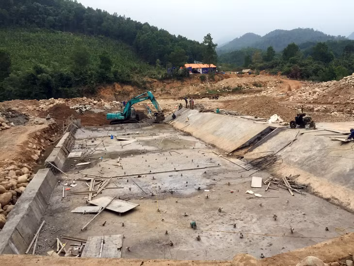 Từ nguồn vốn chương trình 135, huyện Đầm Hà đang đầu tư công trình kênh mương cung cấp nước sản xuất và sinh hoạt cho người dân bản Siệc Lống Mìn.