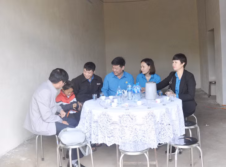 Đặc biệt, ở nhiều vùng miền khó khăn, đã có những CNLĐ được trao hỗ trợ xây nhà ngay trước thềm Tết nguyên đán. (Trong ảnh: Công đoàn GTVT thăm và trao hỗ trợ nhà ở cho anh Tằng Dẩu Nhàn, Công ty CP quản lý cầu đường bộ 2 ở thôn Phạt Chỉ, xã Đồng Văn, huyện Bình Liêu).