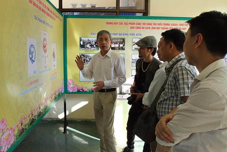 Đại biểu xem tác phẩm được trưng bày.