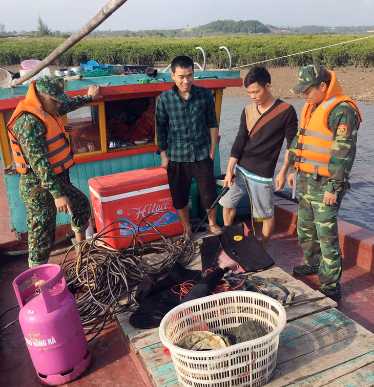 Tổ tuần tra kiểm soát Đồn Biên phòng Quảng Đức đã lập biên bản, xử lý 2 tàu khai thác thủy sản trái phép theo quy định của pháp luật.