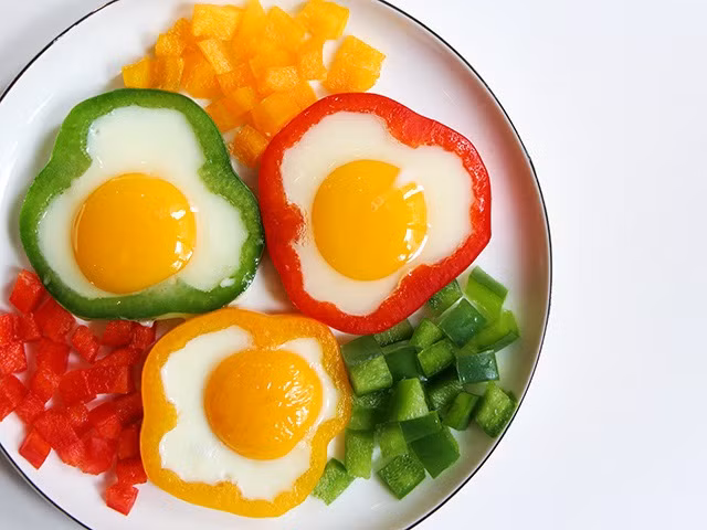 Để an toàn, không nên nấu và ăn lòng đỏ trứng còn sống.