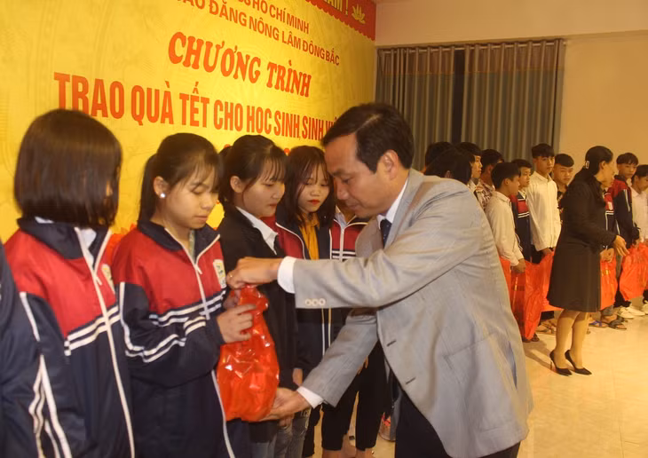 500 suất quà và bánh chưng xanh được trao tặng cho học sinh, sinh viên có hoàn cảnh khó khăn của nhà trường.