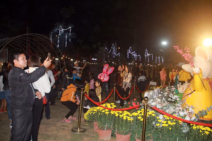 Lễ hội Hoa- Cây cảnh TX Đông Triều đã thu hút hàng nghìn người dân, du khách trong và ngoài tỉnh đến tham dự