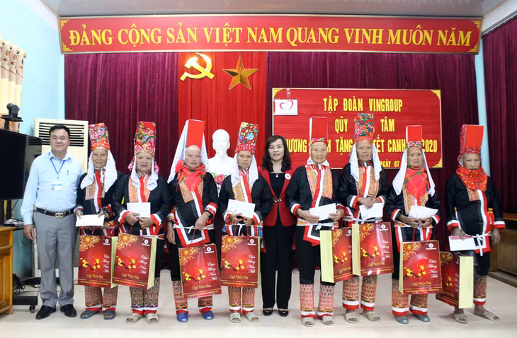 Hội Chữ thập đỏ tỉnh phối hợp với Quỹ Thiện Tâm (Tập đoàn Vingroup) tặng quà tết cho các hộ nghèo tại xã Quảng Lâm (huyện Đầm Hà). Ảnh: Nguyễn Tiến (CTV)
