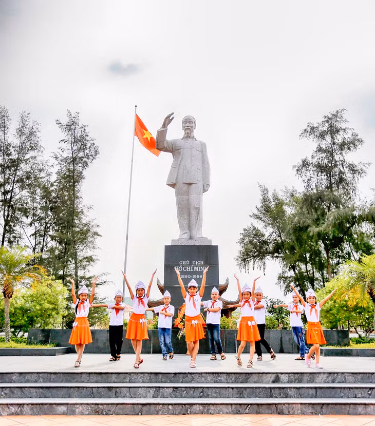 Tượng Bác Hồ ở Cô Tô. Ảnh: Hùng Sơn 