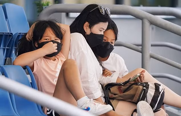 Khán giả sẵn sàng khẩu trang đến sân. Ảnh: AP