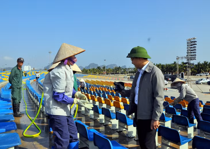 Đồng chí Đặng Huy Hậu kiểm tra, động viên các công nhân đang làm nhiệm vụ tại khu vực 