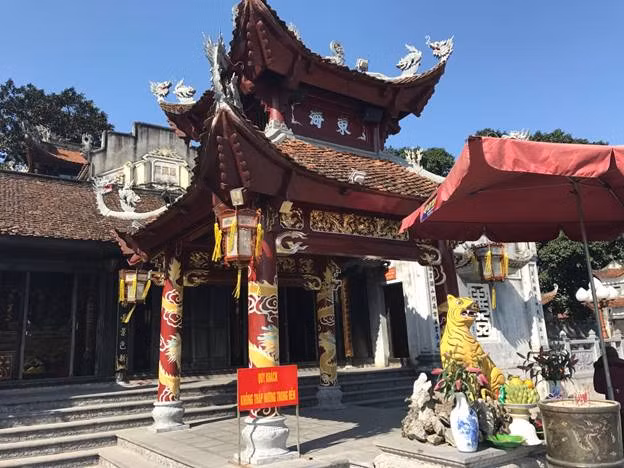 Cửa chính vào Đền Thượng nơi thờ Hưng Nhượng Đại Vương Trần Quốc Tảng và cộng đồng Triều Trần.