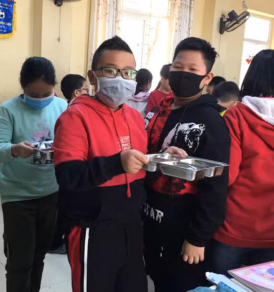 Ăn trưa cũng phòng bị cẩn thận