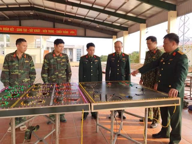 Trung đoàn đã tích cực tu sửa làm mới hàng trăm mô hình học cụ, vật chất huấn luyện.